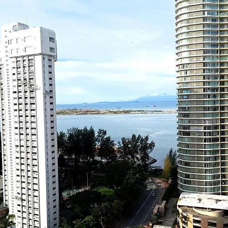 Mansion One Entire House 3 Queenbeds - Spacious Balcony Seaview جورج تاون المظهر الخارجي الصورة
